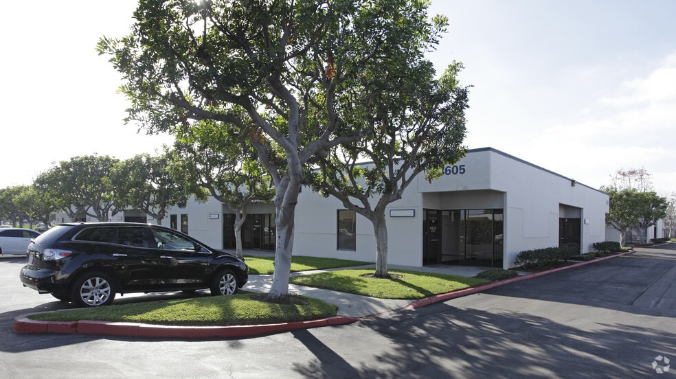 3605 W MacArthur Blvd, Santa Ana, CA à louer - Photo principale – Image 1 sur 2
