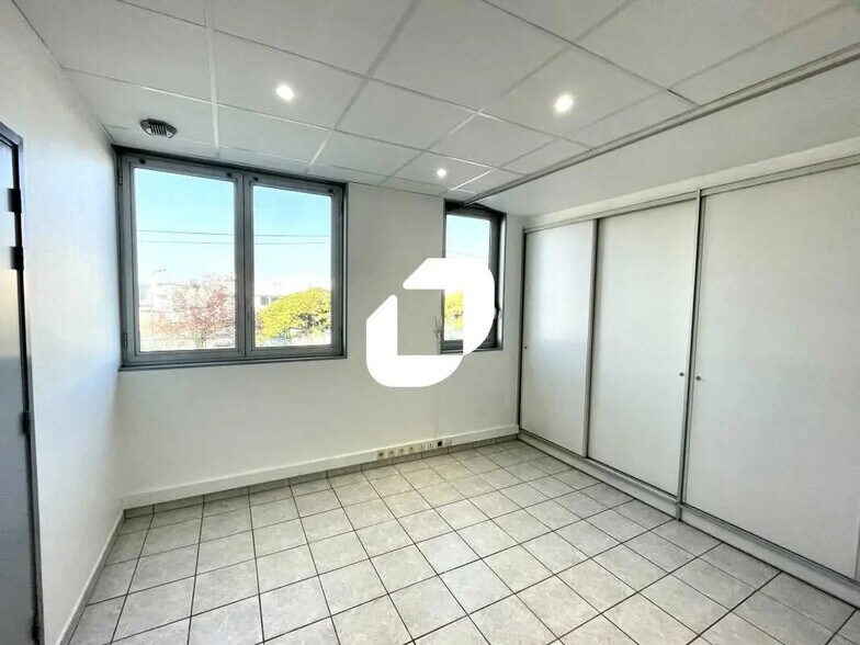 Bureau dans Décines-Charpieu à louer - Photo de l’immeuble – Image 3 sur 10