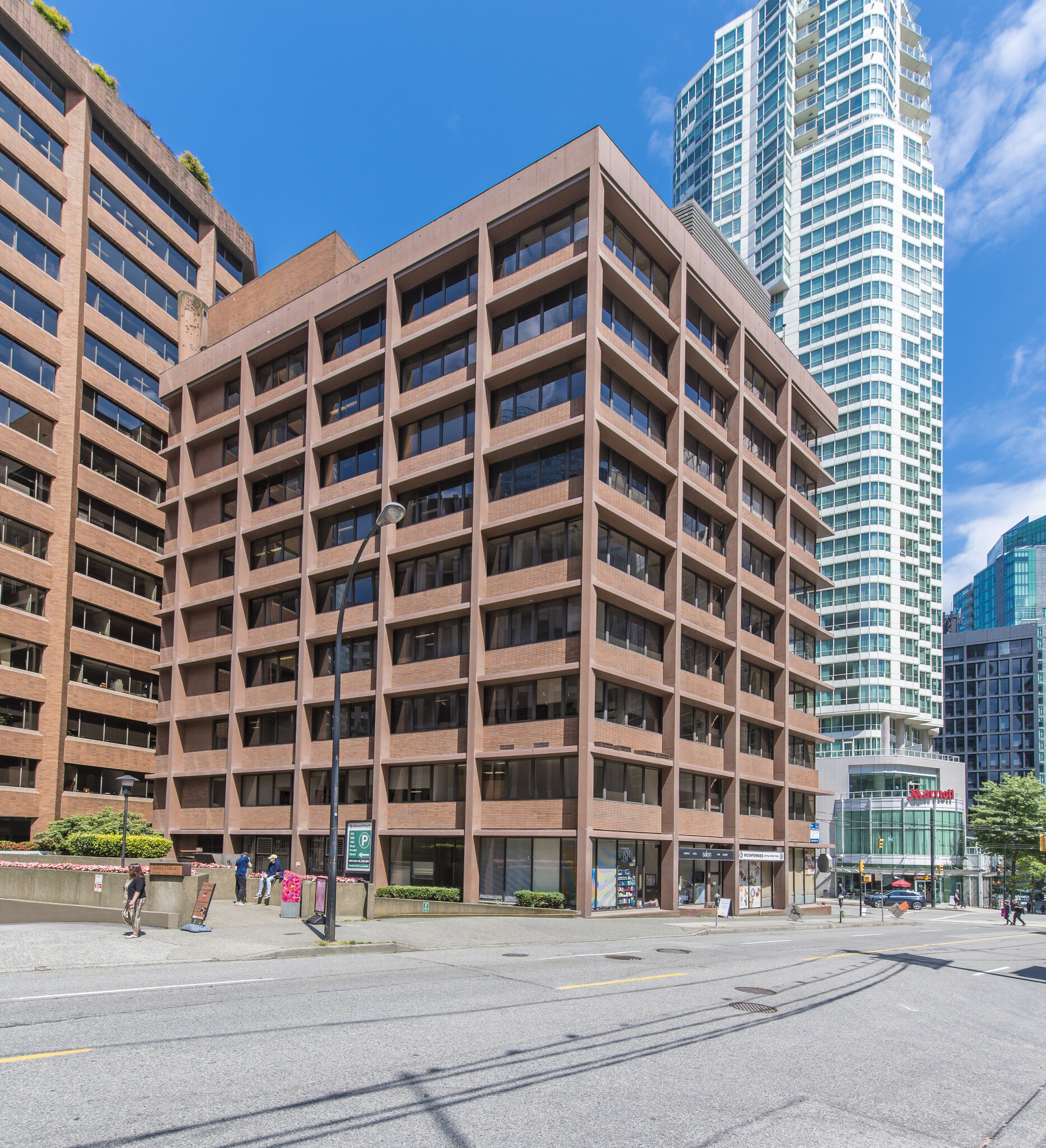 1112 W Pender St, Vancouver, BC à louer Photo de l’immeuble– Image 1 sur 6