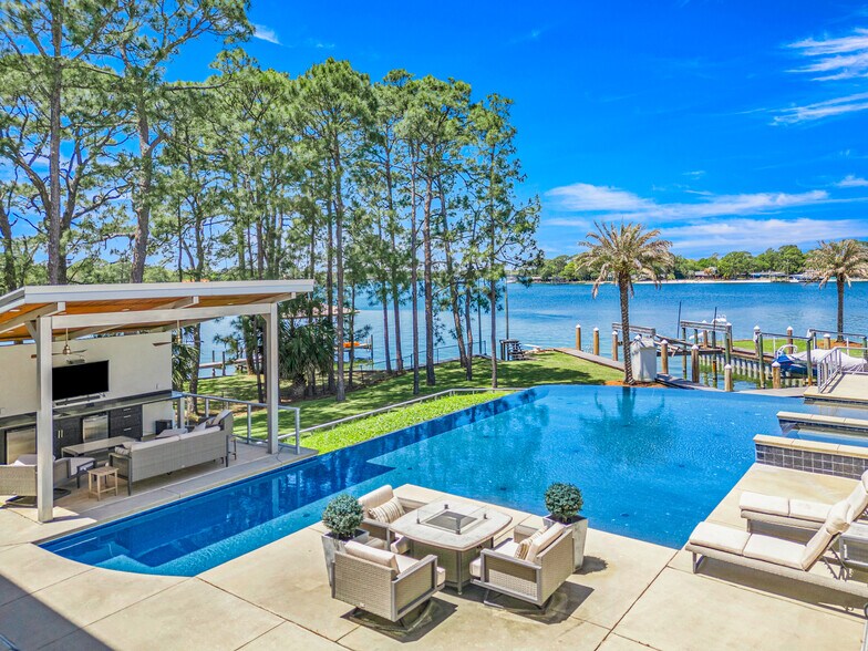 239 Yacht Club Dr NE, Fort Walton Beach, FL à vendre - Photo de l’immeuble – Image 2 sur 40