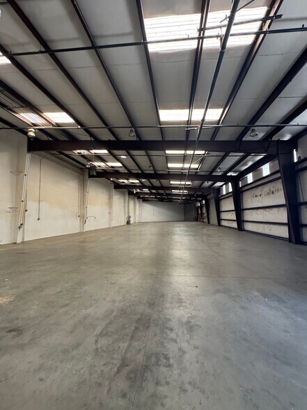 1045 Twin View Blvd portefeuille de 2 biens à vendre sur LoopNet.fr - Photo de l’immeuble – Image 3 sur 14