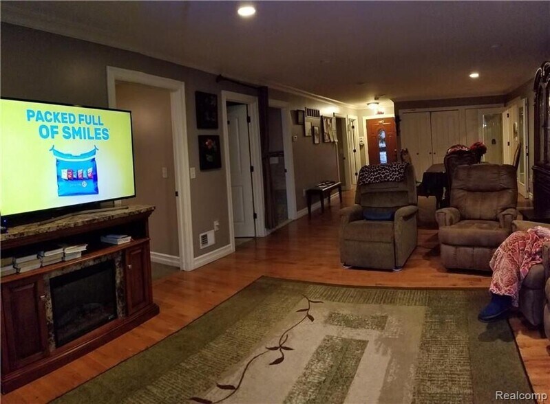 23065 Canfield Ave, Farmington Hills, MI à vendre - Photo de l’immeuble – Image 2 sur 6