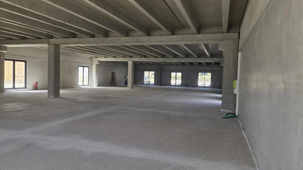 Local commercial dans Cuers à louer - Photo de l’immeuble – Image 3 sur 5