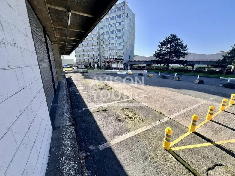 Local d’activités dans Aulnay-sous-Bois à louer - Photo de l’immeuble – Image 1 sur 12