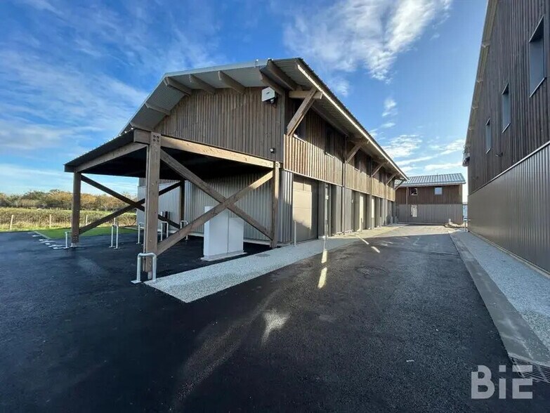 Local d'activités dans Le Haillan à vendre - Photo de l’immeuble – Image 2 sur 11
