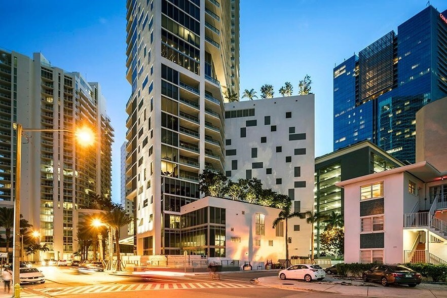 1300 Brickell Bay Dr, Miami, FL à vendre - Photo de l’immeuble – Image 1 sur 17