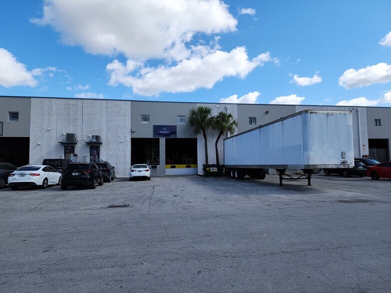 8741-8891 NW 102nd St, Medley, FL à louer - Photo de l’immeuble – Image 2 sur 6