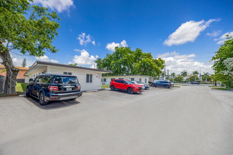 3932 SW 12th Pl, Fort Lauderdale, FL à vendre - Photo de l’immeuble – Image 2 sur 18