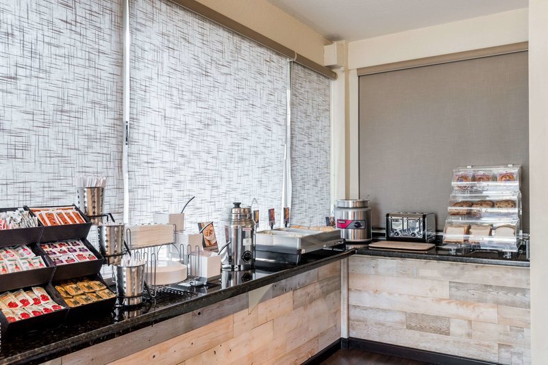 710 S Cherokee Ln, Lodi, CA à vendre - Photo de l’immeuble – Image 3 sur 36