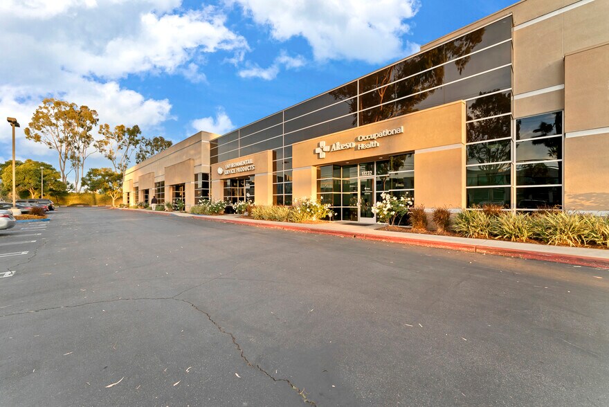 17232 Red Hill Ave, Irvine, CA à louer - Photo de l’immeuble – Image 3 sur 50
