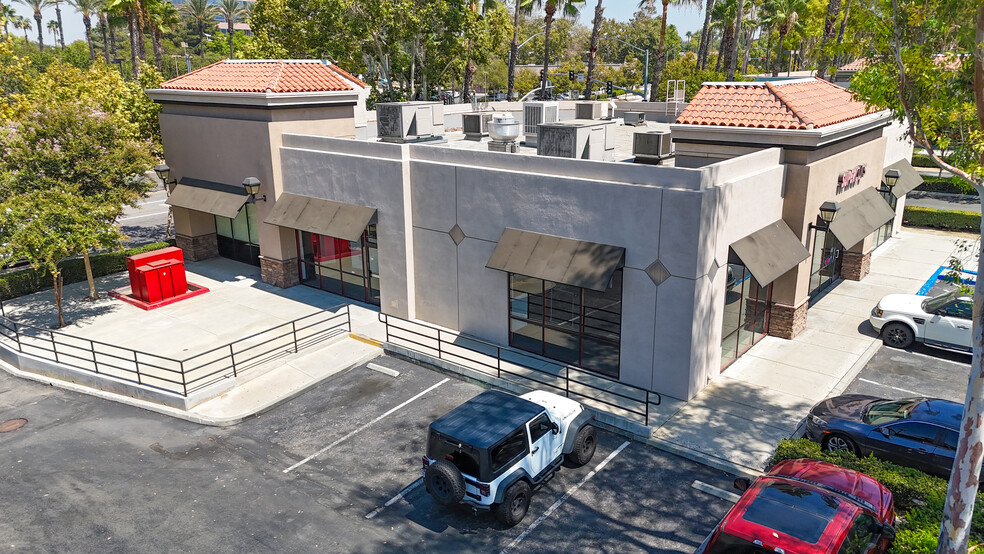 525 E Hospitality Ln, San Bernardino, CA à louer - Photo de l’immeuble – Image 2 sur 11