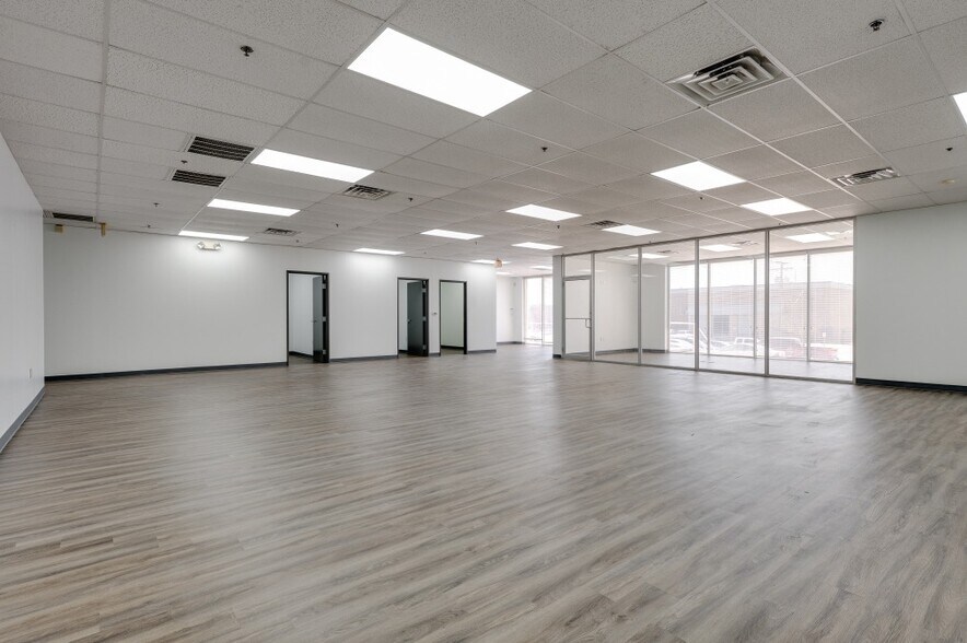 2205-2215 E Pioneer Dr, Irving, TX à louer - Photo intérieure – Image 3 sur 17