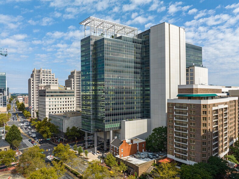 7373 Wisconsin Ave, Bethesda, MD à louer - Photo de l’immeuble – Image 2 sur 14