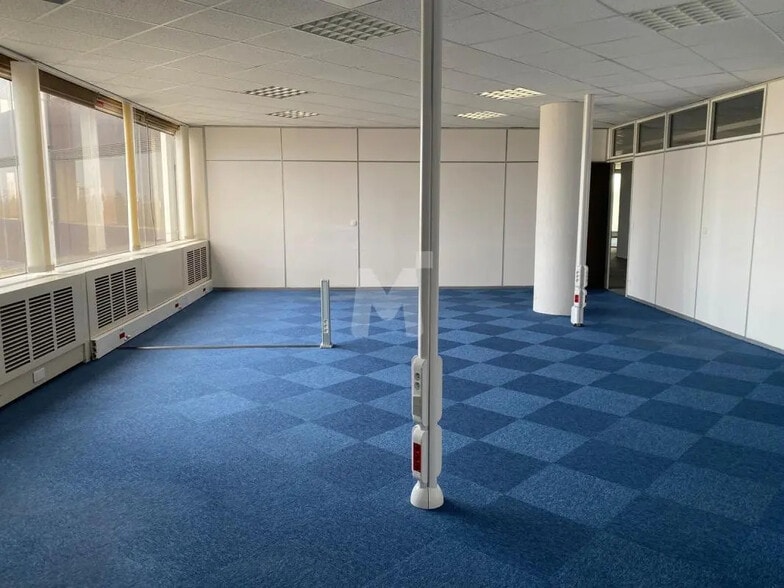 Bureau dans Évry-Courcouronnes à vendre - Photo intérieure – Image 2 sur 10
