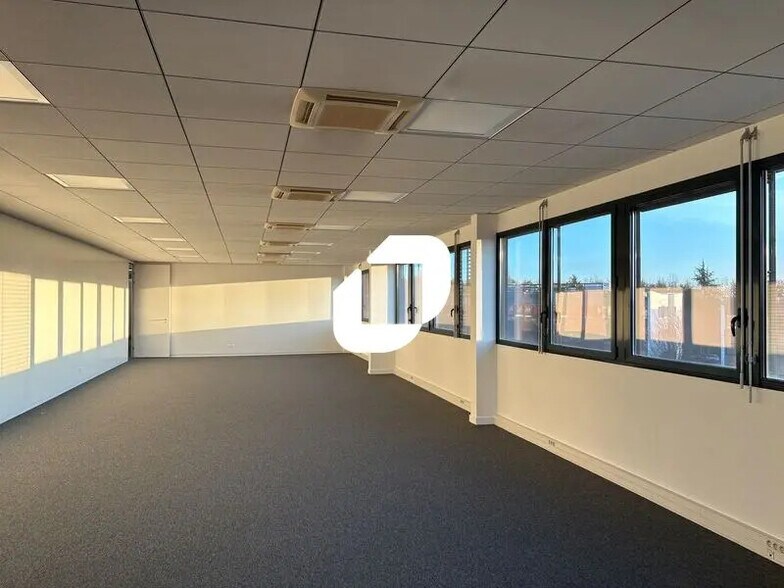 Bureau dans Saint-Priest à louer - Photo intérieure – Image 2 sur 14