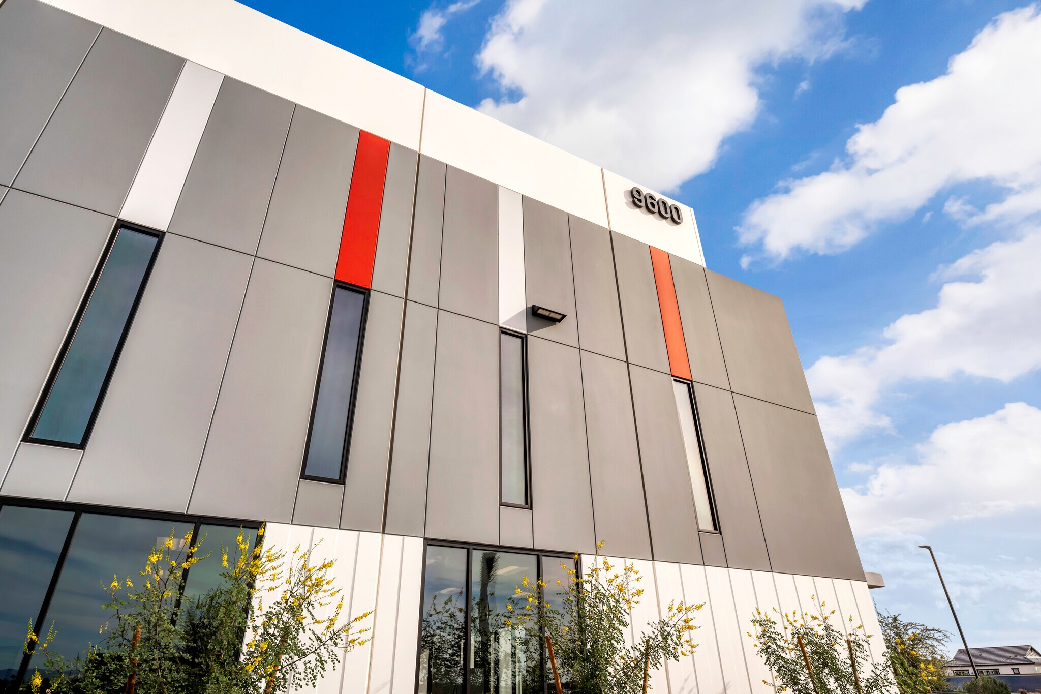 NWC INDIAN SCHOOL ROAD & LOOP 101, Phoenix, AZ à louer Photo de l’immeuble– Image 1 sur 20