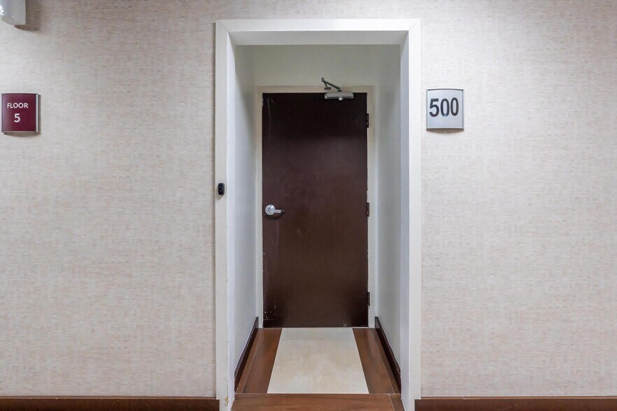 12550 Biscayne Blvd, North Miami, FL à louer - Photo de l’immeuble – Image 1 sur 48