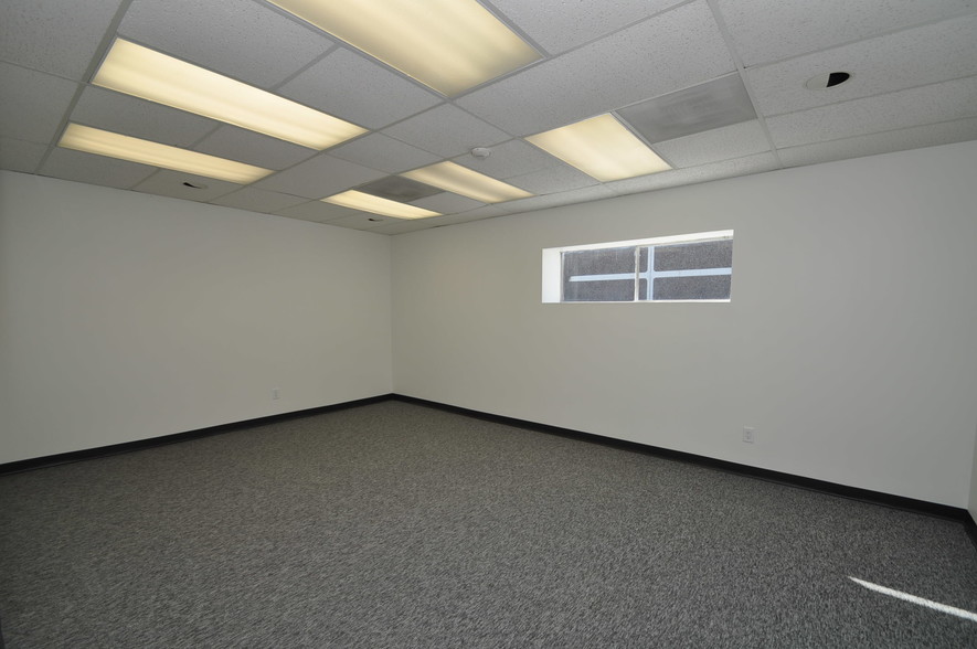5829 Beverly Hill St, Houston, TX à louer - Photo intérieure – Image 3 sur 57