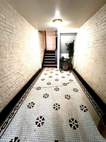 6806 S Clyde Ave, Chicago, IL à vendre - Photo intérieure – Image 2 sur 7