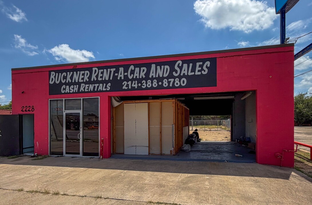 2228 S Buckner Blvd, Dallas, TX à louer Photo principale– Image 1 sur 7