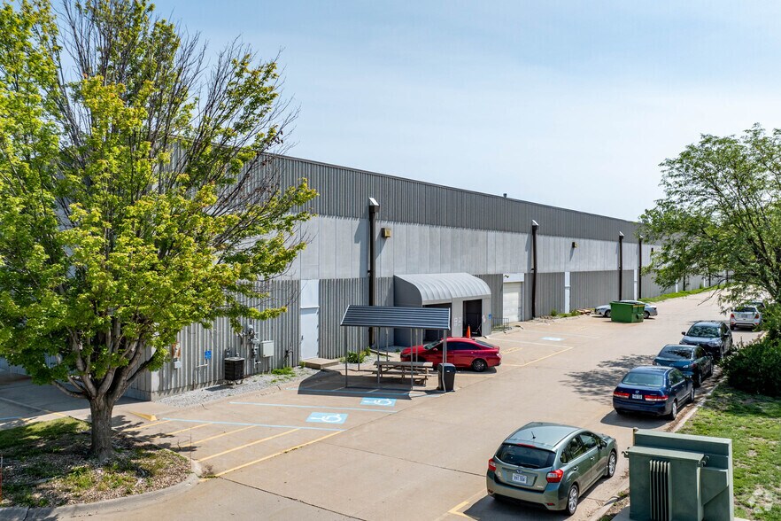 5240 S 19th St, Lincoln, NE à louer - Photo de l’immeuble – Image 2 sur 10
