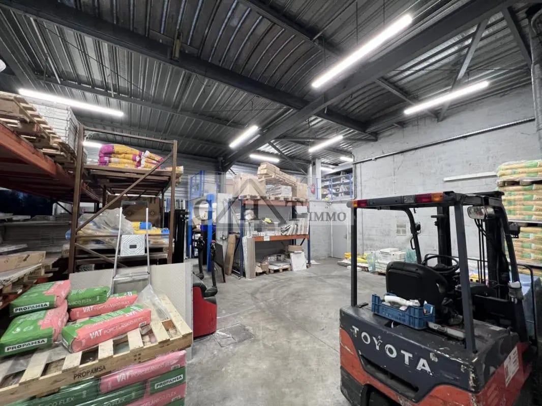 Local d’activités dans Le Thillay à louer Photo intérieure– Image 1 sur 3