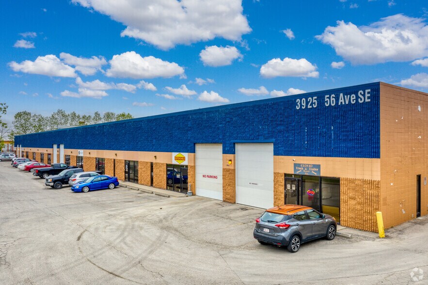 3925 56th Ave SE, Calgary, AB à louer - Photo de l’immeuble – Image 1 sur 4