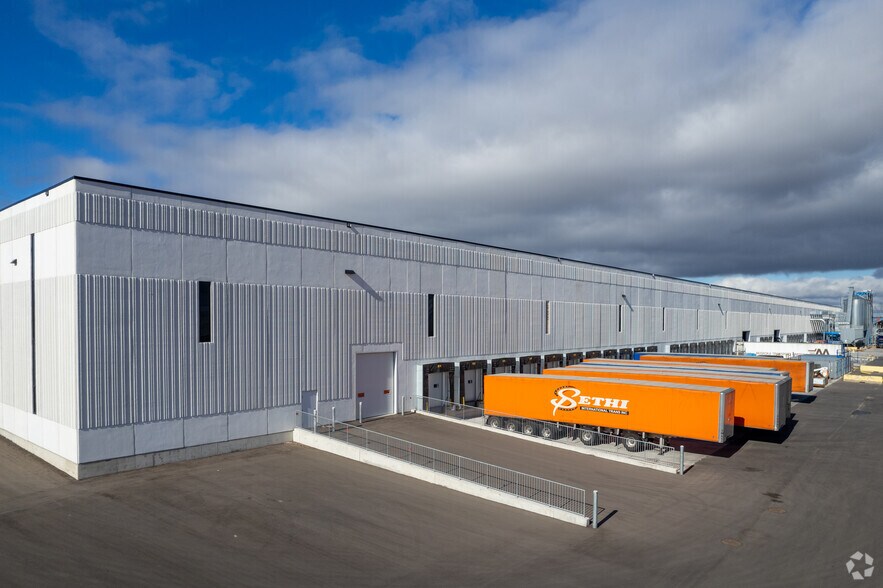 700 Anatolian Dr, Vaughan, ON à louer - Photo de l’immeuble – Image 2 sur 4