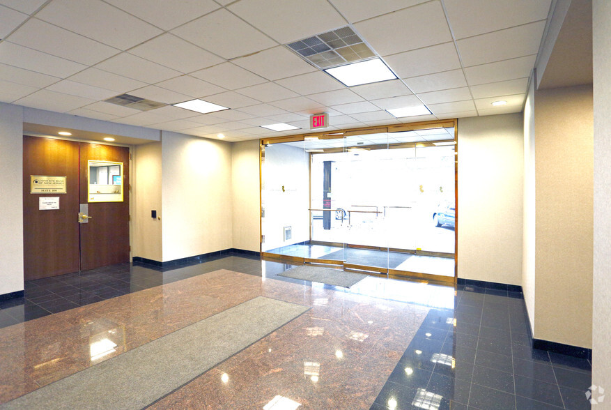 77 Brant Ave, Clark, NJ à louer - Photo intérieure – Image 3 sur 5