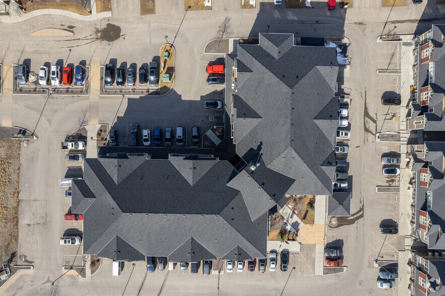 101 Sunset Dr, Cochrane, AB à louer - Aérien – Image 2 sur 5