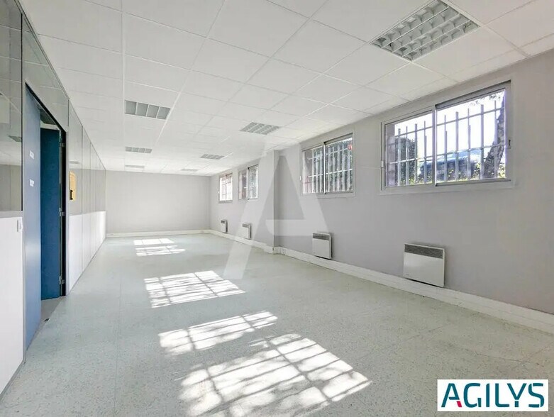 Local d’activités dans Villebon-sur-Yvette à louer - Photo de l’immeuble – Image 3 sur 11