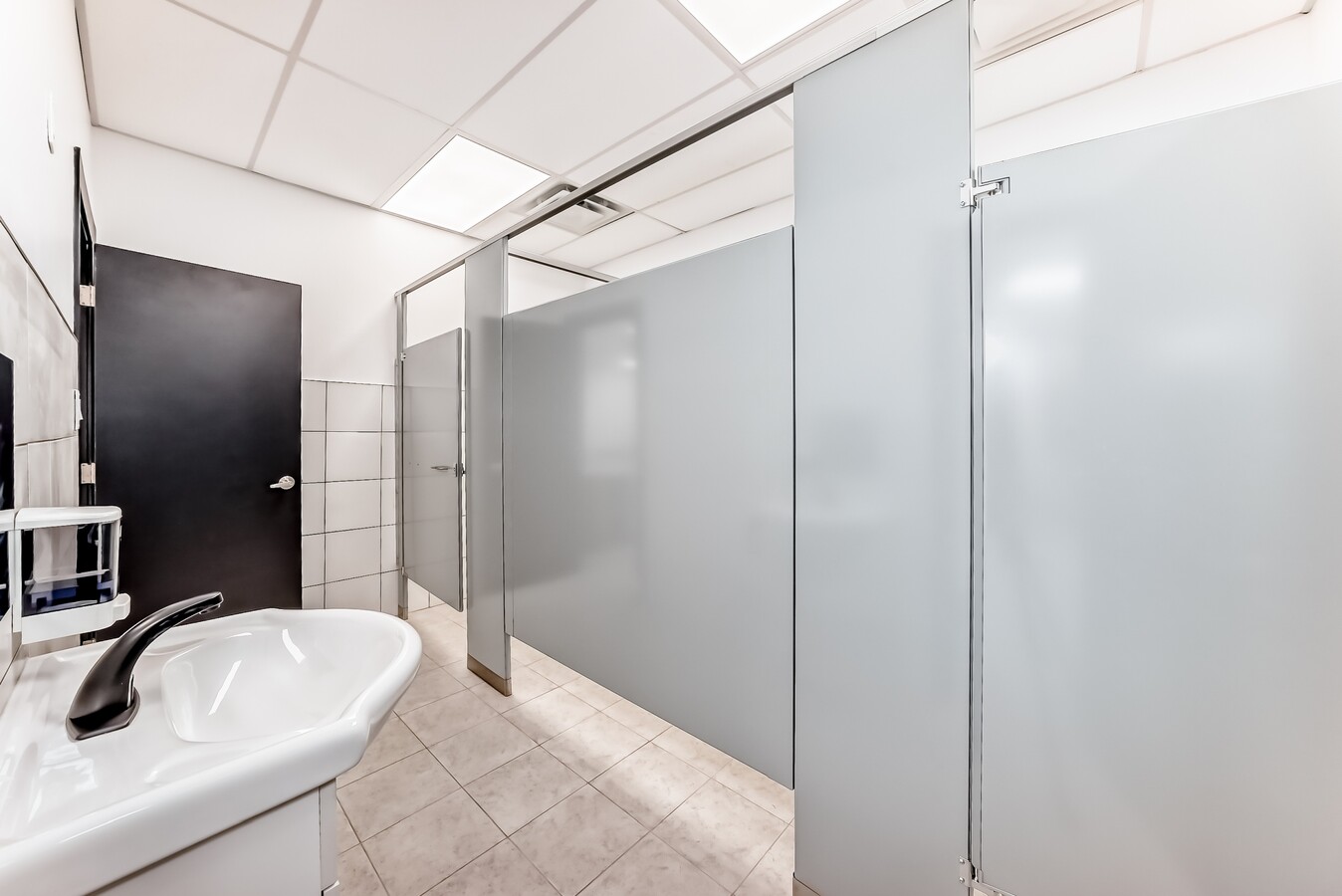 1015 Centre St NW, Calgary, AB T2E 2P8 - Lot 5 -  - Photo intérieure - Image 1 of 28