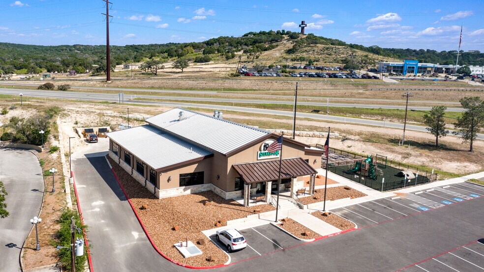 2132 Sidney Baker St, Kerrville, TX à louer - Photo de l’immeuble – Image 2 sur 24