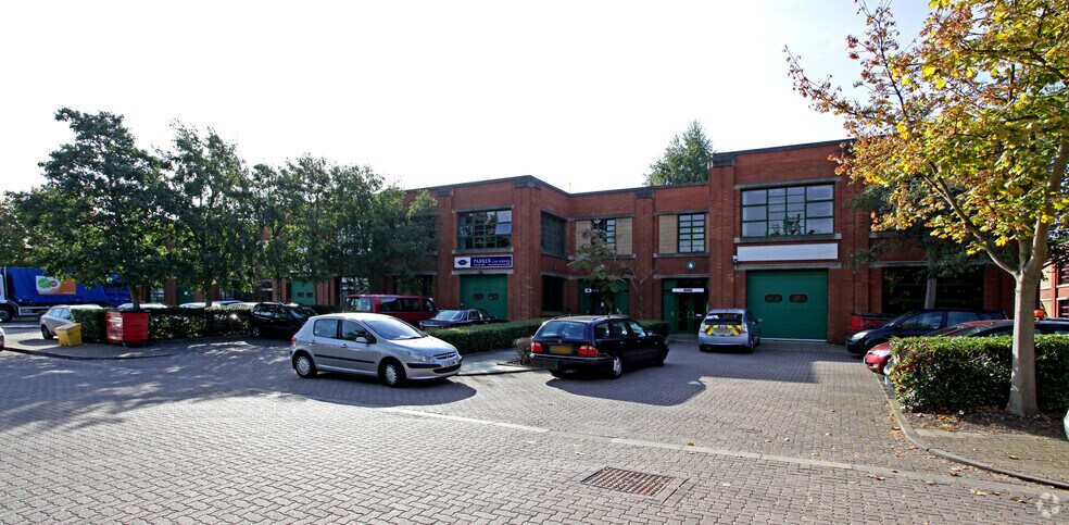 Fleming Way, Isleworth à louer - Photo de l’immeuble – Image 2 sur 8