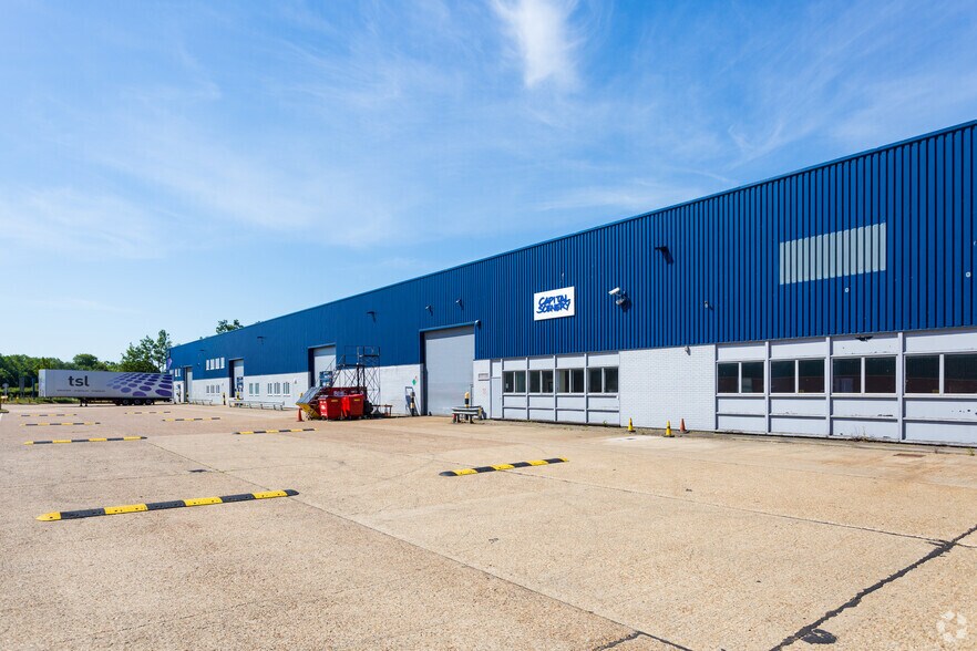 Charlwood Rd, Lowfield Heath à louer - Photo de l’immeuble – Image 2 sur 5