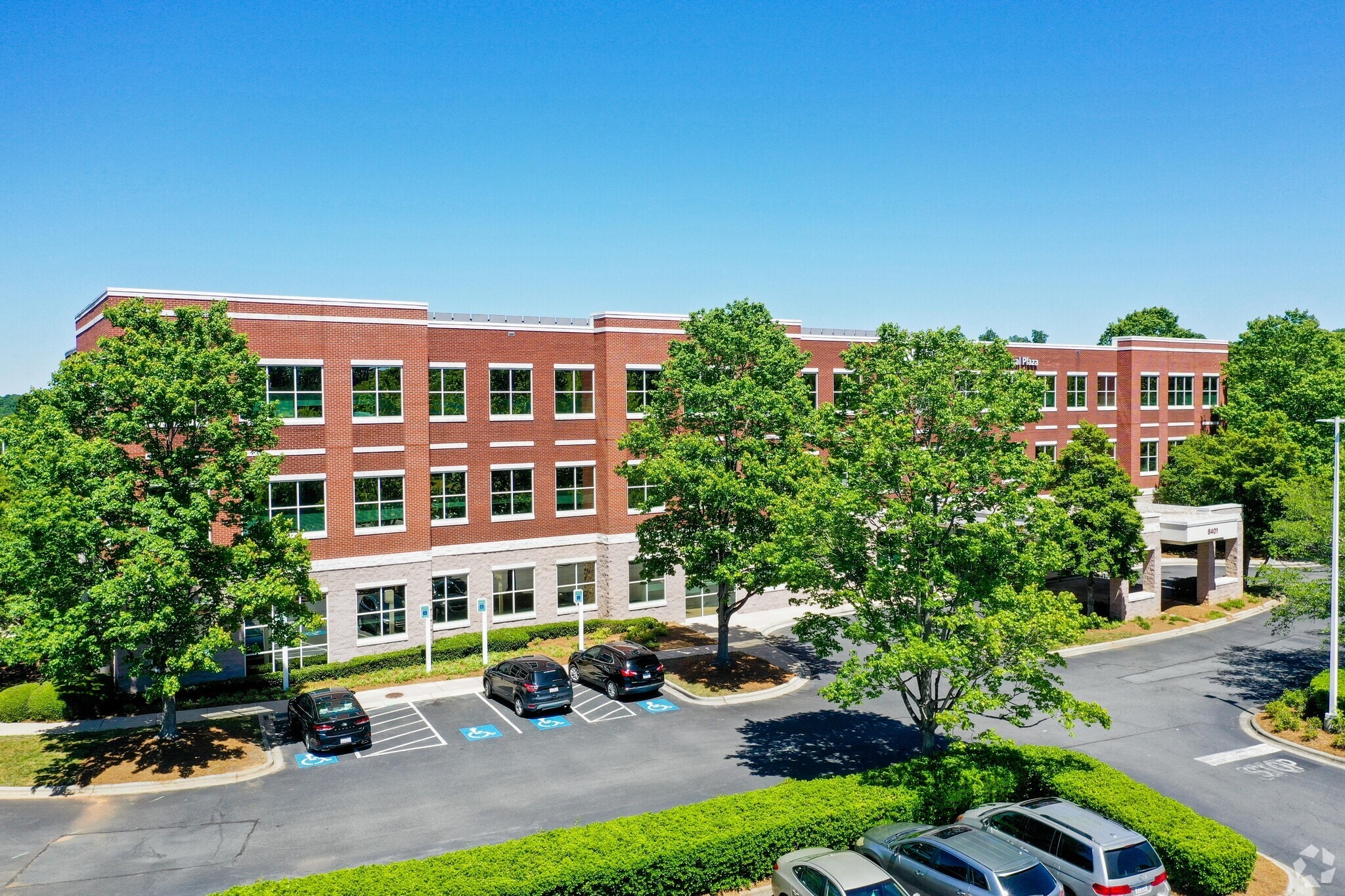 8401 Medical Plaza Dr, Charlotte, NC à louer Photo principale– Image 1 sur 23