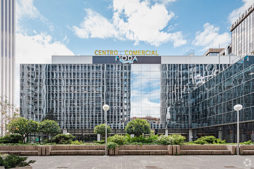 Avenida General Perón, 40, Madrid, Madrid à louer - Photo de l’immeuble – Image 3 sur 15