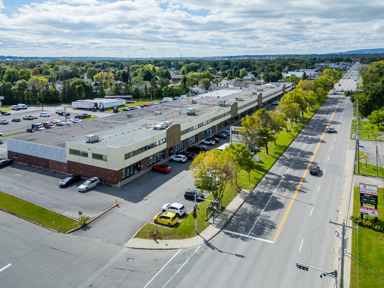 3023 Boul Wilfrid-Hamel, Québec, QC à louer - Photo principale – Image 1 sur 10