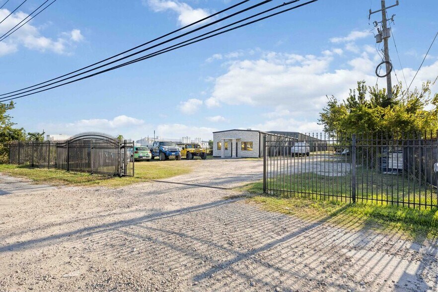 9740 Sheldon Rd, Houston, TX à vendre - Photo de l’immeuble – Image 3 sur 6