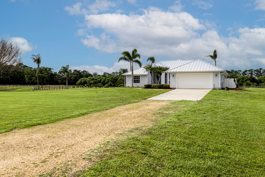 2301 58th Ave SW, Vero Beach, FL à vendre - Photo de l’immeuble – Image 3 sur 65