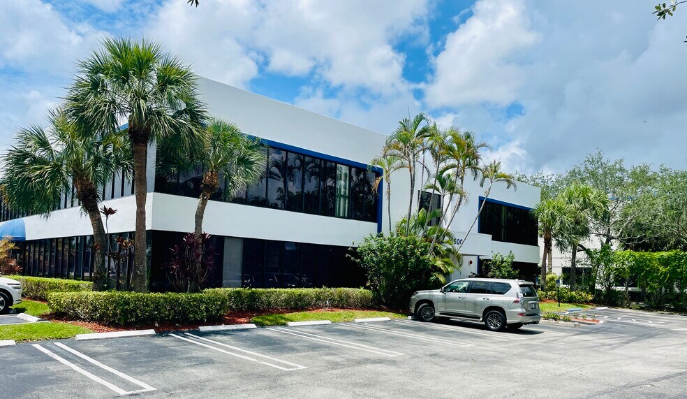 3500 Gateway Dr, Pompano Beach, FL à louer - Photo de l’immeuble – Image 2 sur 4