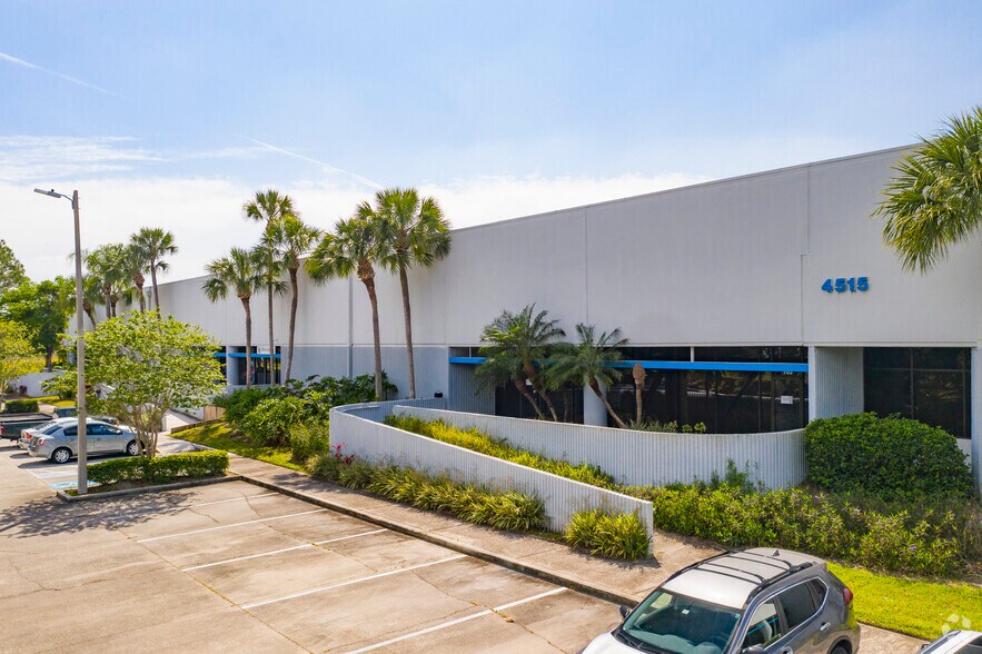8402 Laurel Fair Cir, Tampa, FL à louer - Photo de l’immeuble – Image 3 sur 7