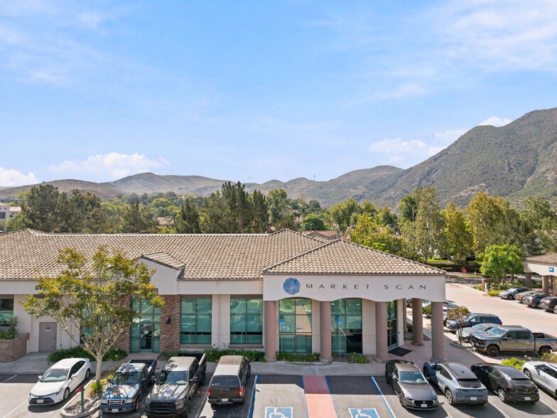 815 Camarillo Springs Rd, Camarillo, CA à vendre - Photo de l’immeuble – Image 2 sur 16