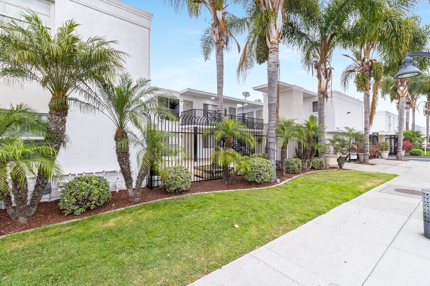 11921-31 39 Lakewood Blvd, Downey, CA à vendre - Photo de l’immeuble – Image 1 sur 8