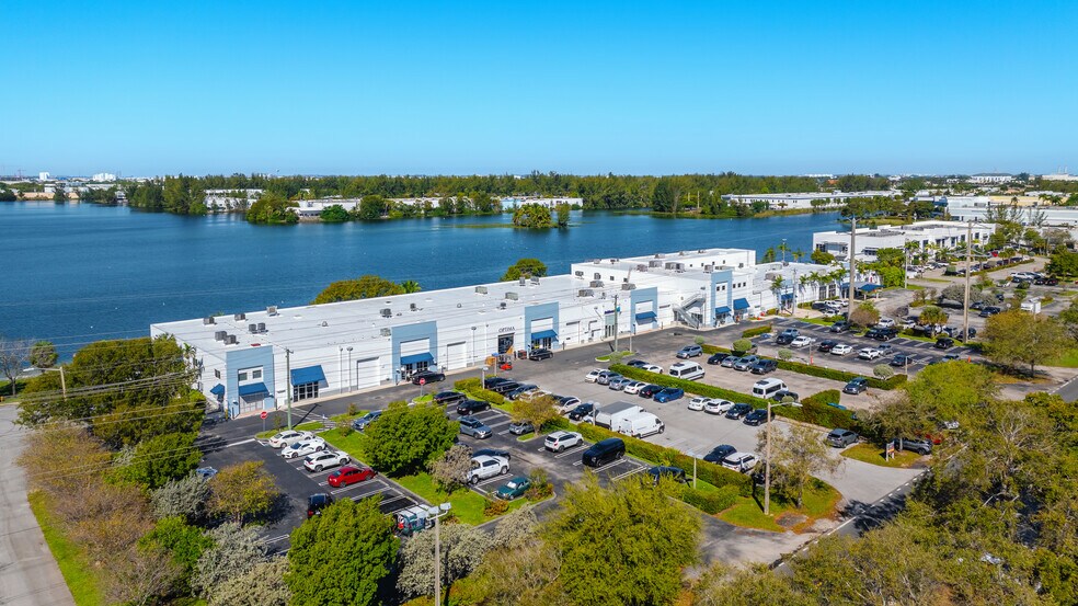9000 NW 15th St, Doral, FL à louer - Photo de l’immeuble – Image 1 sur 6