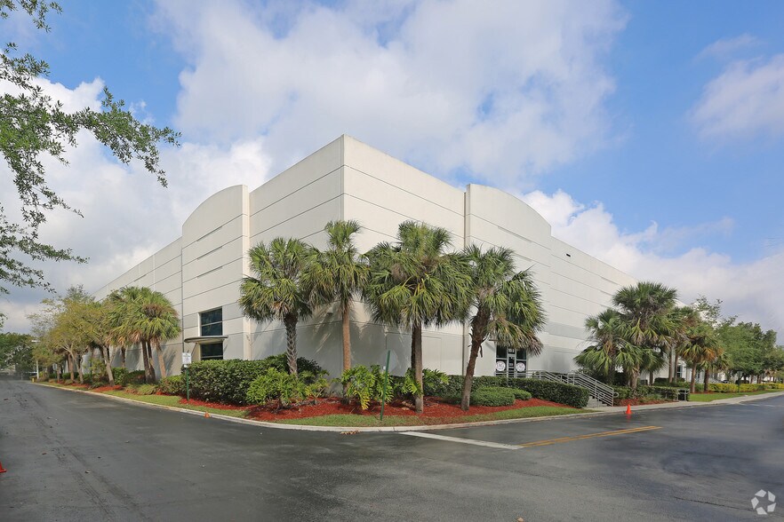 1951 N Commerce Pky, Weston, FL à louer - Photo de l’immeuble – Image 1 sur 4