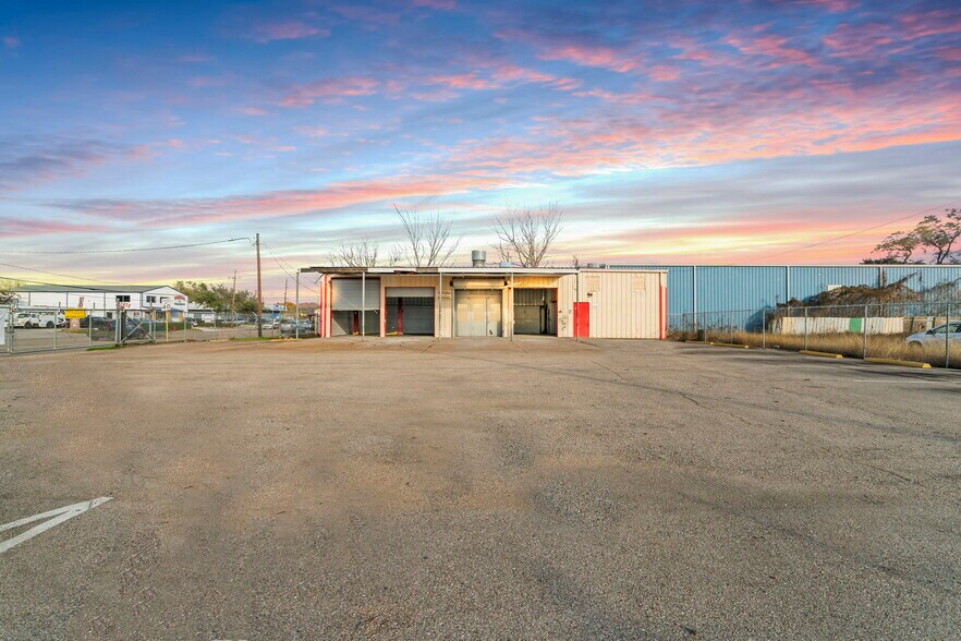 5102 Spencer Hwy, Pasadena, TX à louer - Photo de l’immeuble – Image 1 sur 21