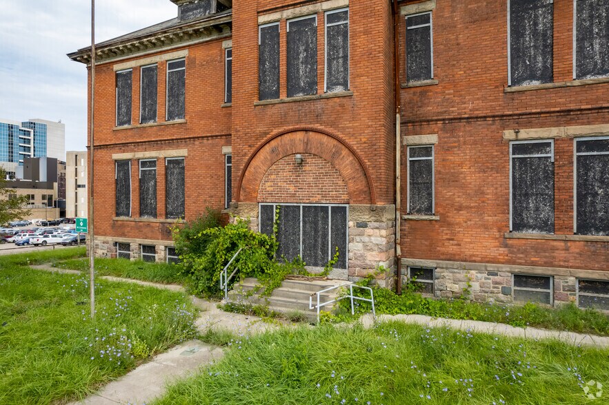 47700 Woodward Ave, Pontiac, MI à louer - Photo de l’immeuble – Image 3 sur 5