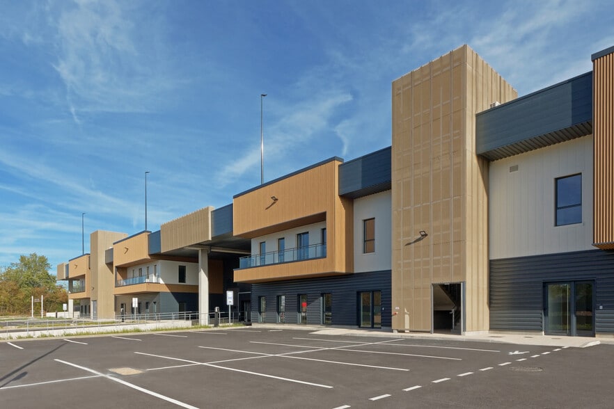 2 Avenue Denis Diderot, Élancourt à louer - Photo de l’immeuble – Image 3 sur 14