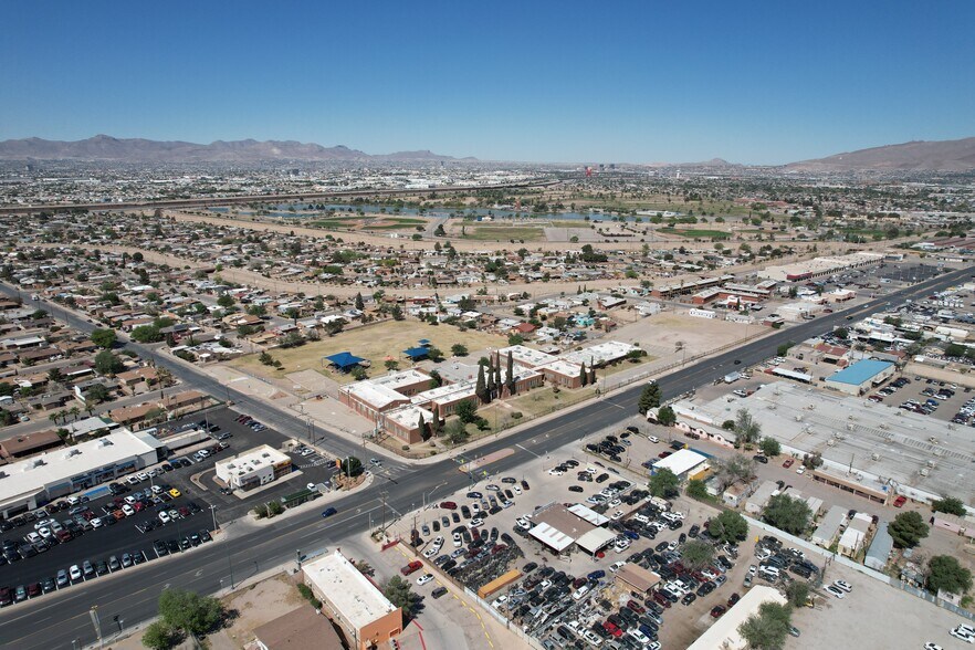 7090 Alameda Ave, El Paso, TX à louer - Photo de l’immeuble – Image 2 sur 14